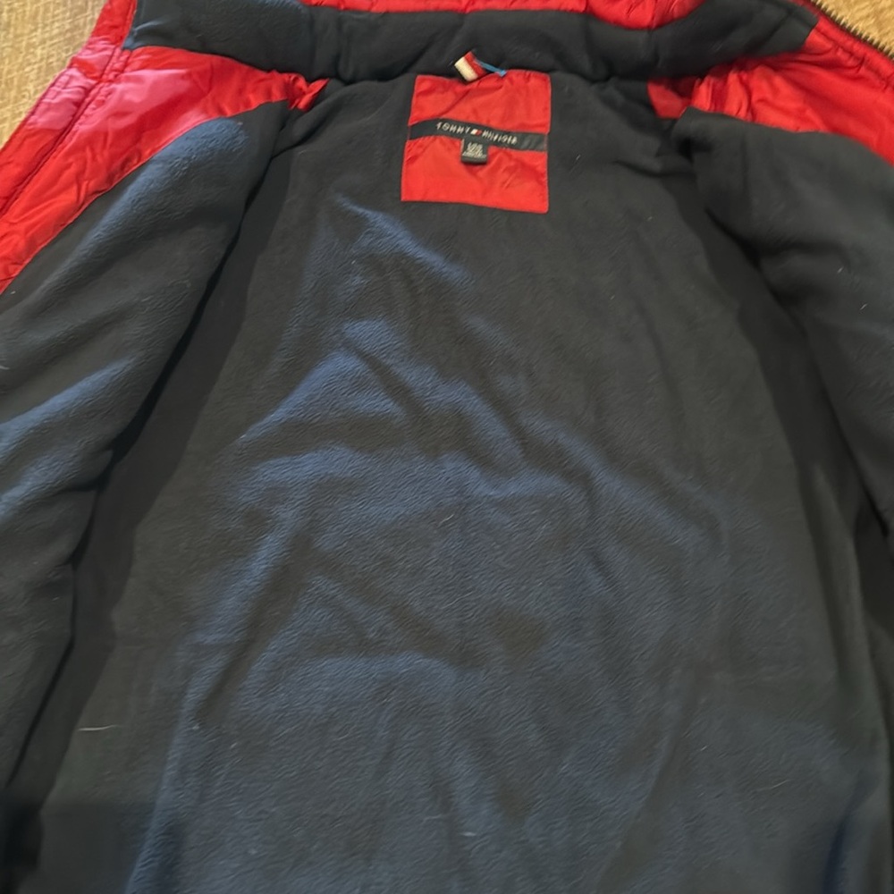 BOYS RED TOMMY HILFIGER PUFFER JACKET - Picture 7 of 8